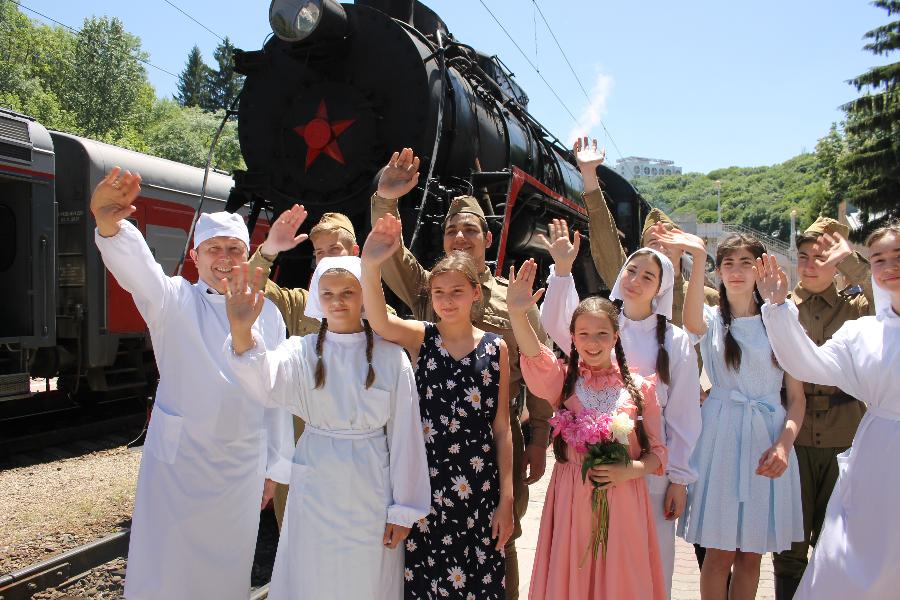 1 июня 2019. Гостей и жителей КМВ прокатили в ретропоезде из Кисловодска в Пятигорск
